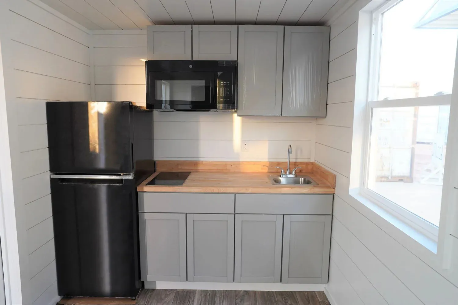 20ft Modern Cabin Shipping Container (20STMCBN) — photo 4 of 10