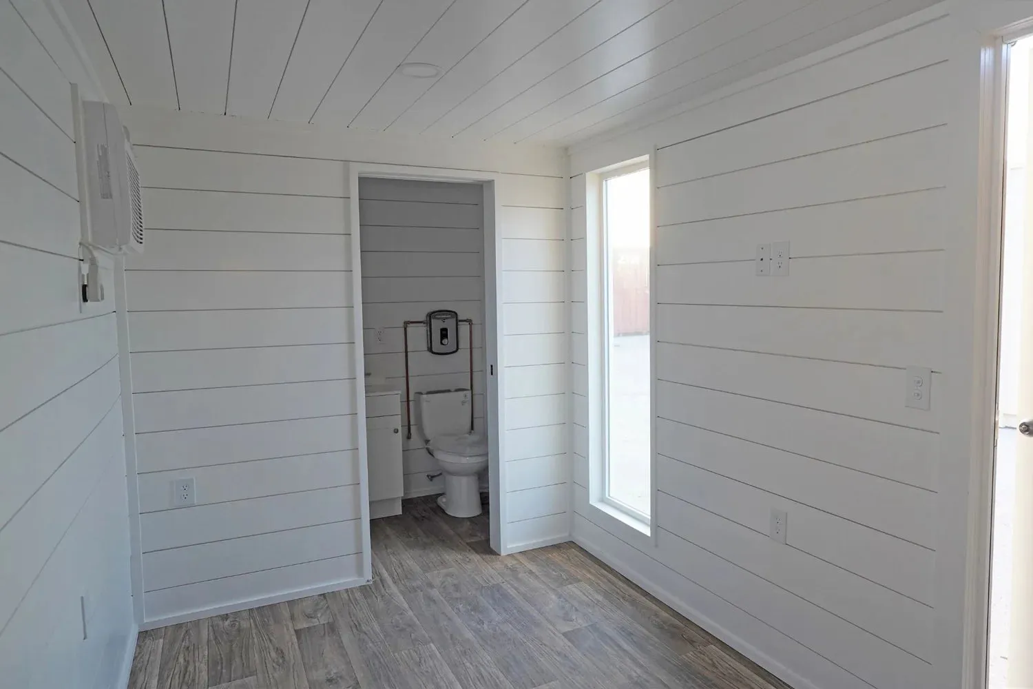 20ft Modern Cabin Shipping Container (20STMCBN) — photo 5 of 10