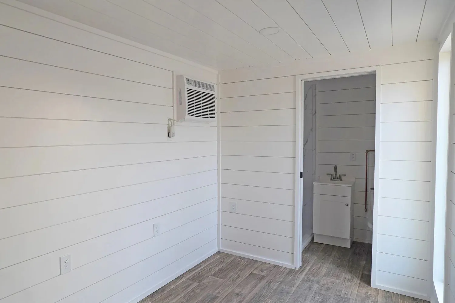 20ft Modern Cabin Shipping Container (20STMCBN) — photo 6 of 10