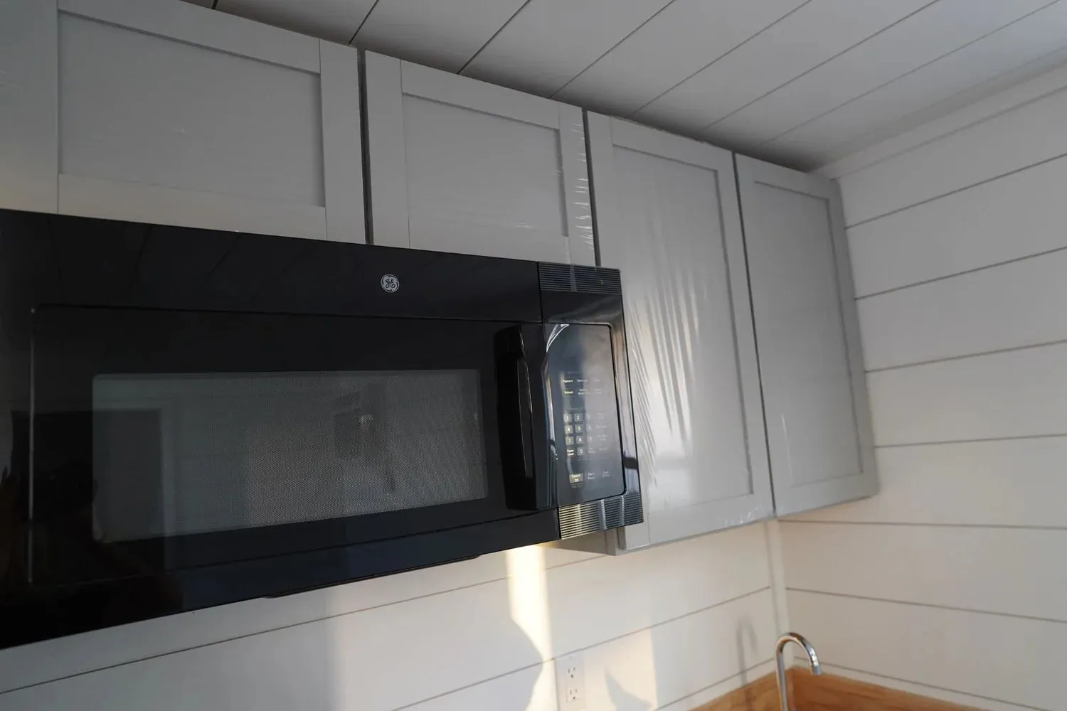 20ft Modern Cabin Shipping Container (20STMCBN) — photo 8 of 10