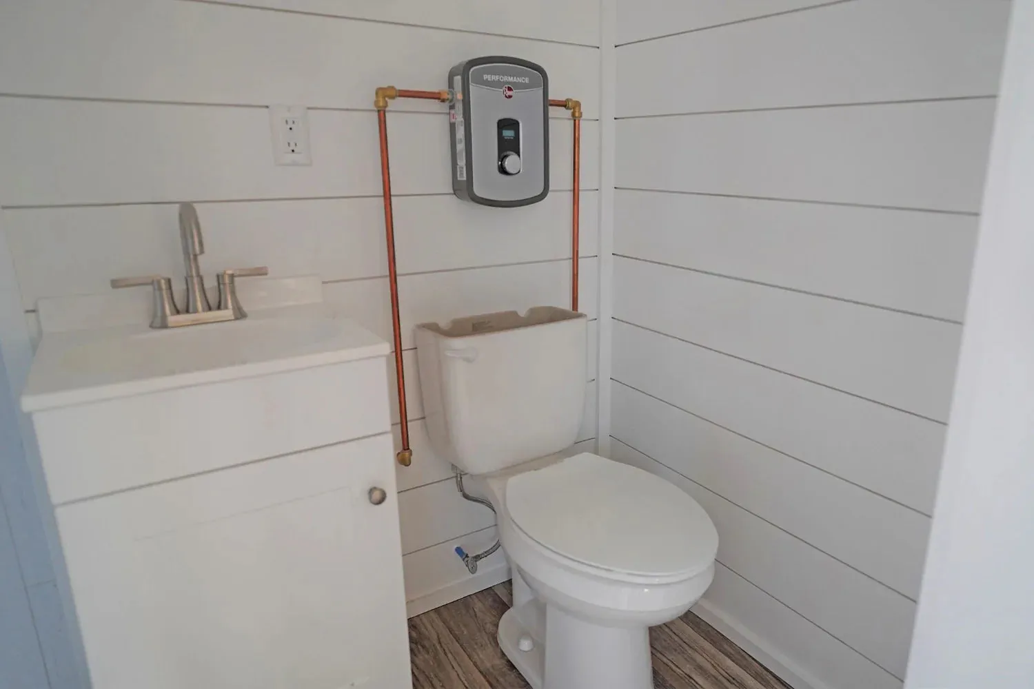 20ft Modern Cabin Shipping Container (20STMCBN) — photo 9 of 10
