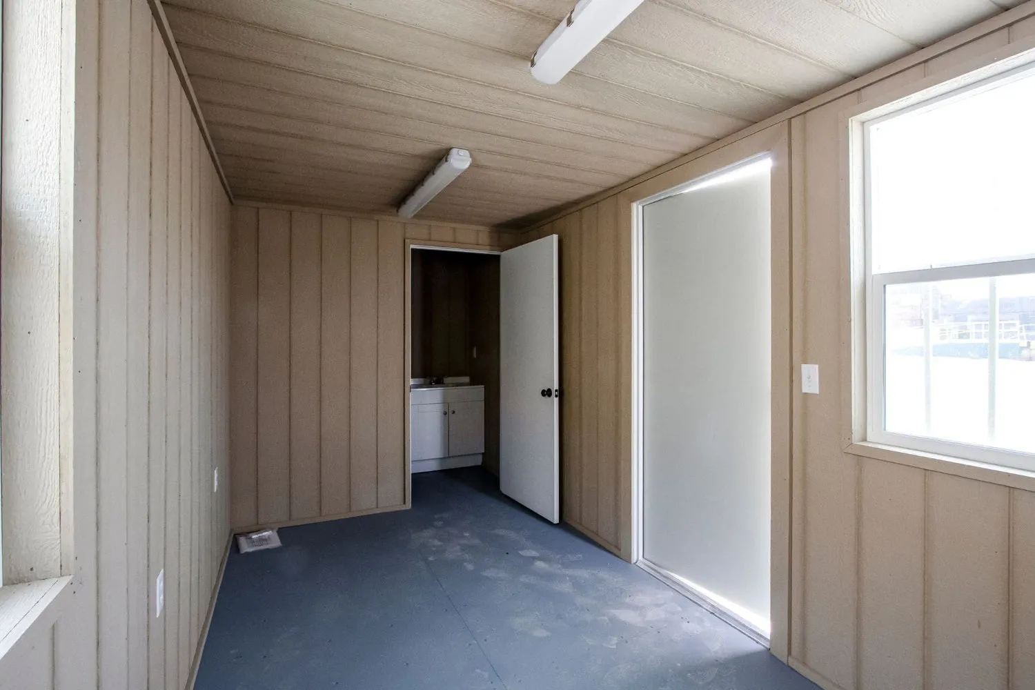 20ft Mobile Office Shipping Container with Bathroom (20STMOB) — photo 2 of 5