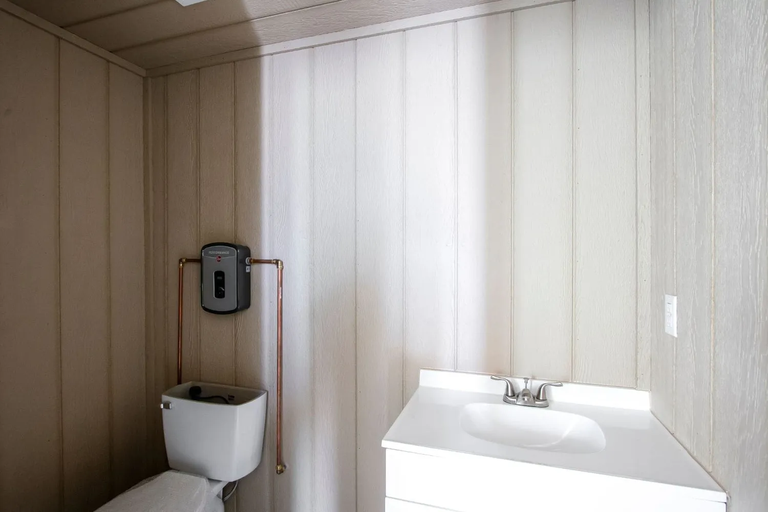 20ft Mobile Office Shipping Container with Bathroom (20STMOB) — photo 4 of 5