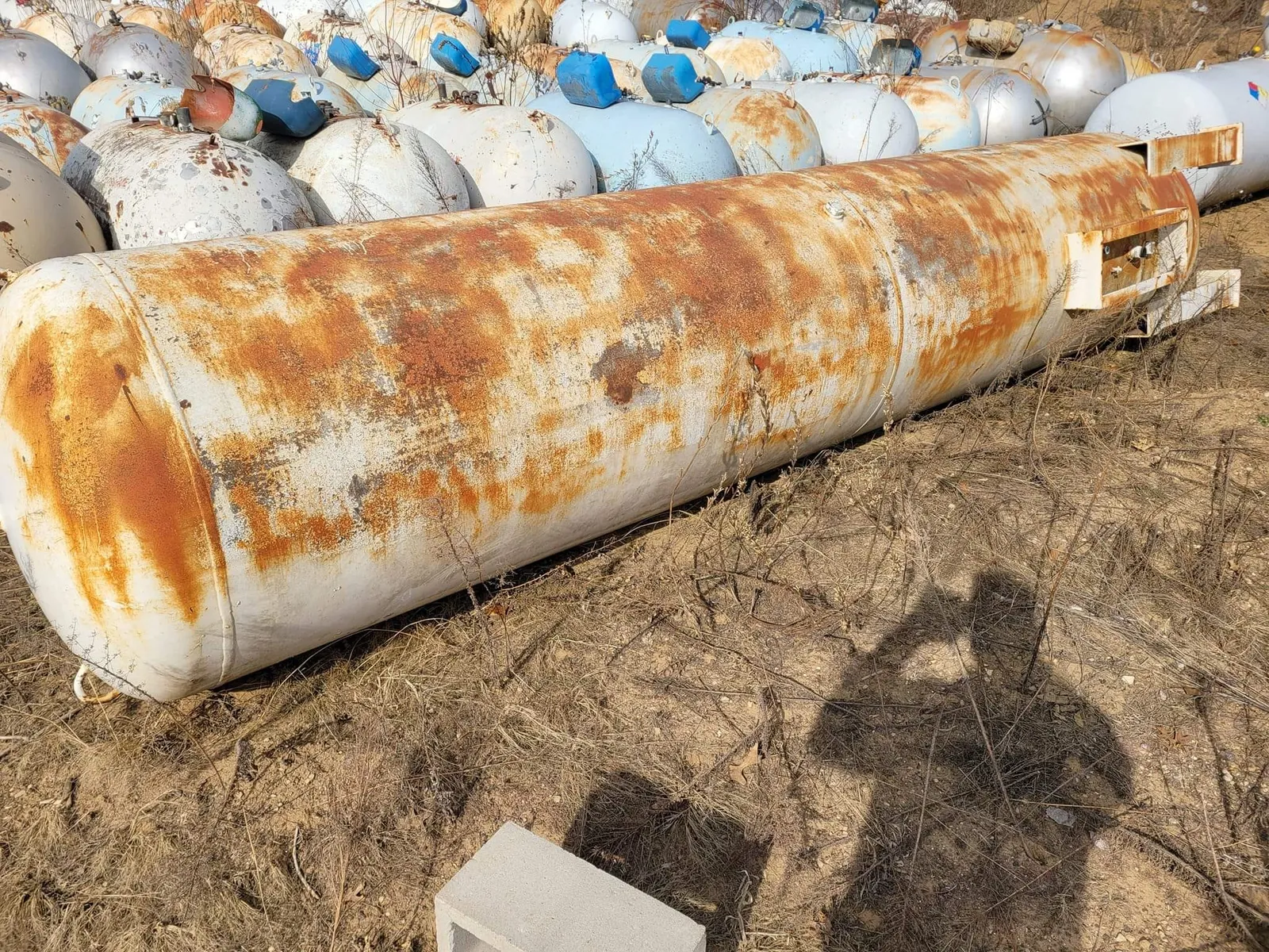 1150 Gallon Propane Tanks — photo 3 of 6