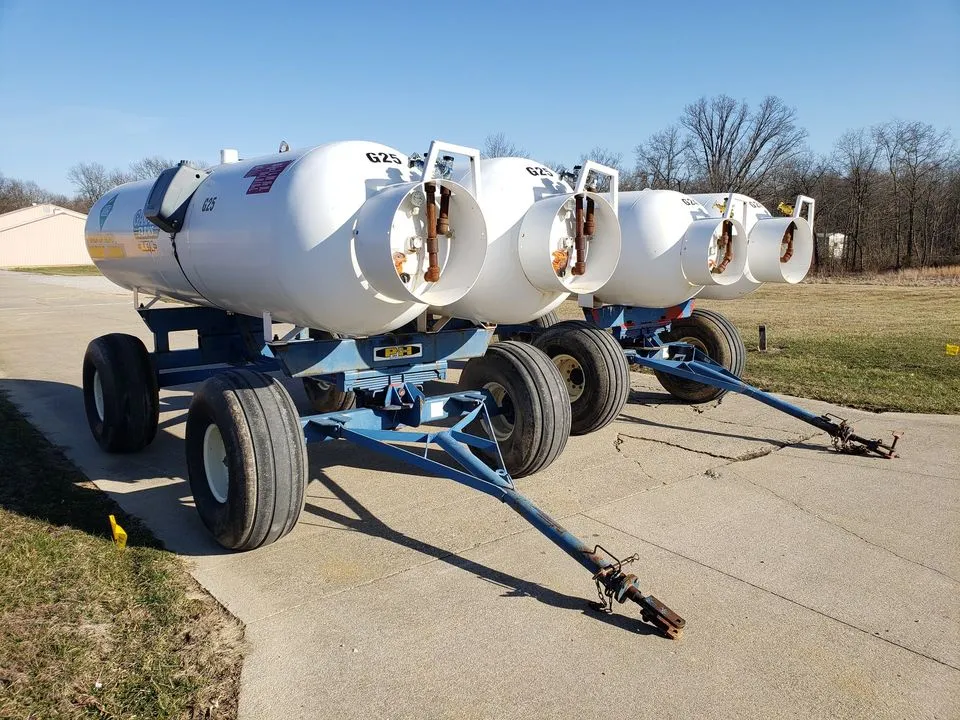 Twin 1000 Gallon Nh3 Tanks — photo 5 of 20