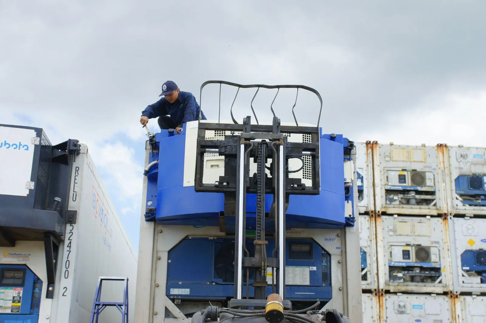 Carrier Clip-On Generator 69RG15-130W-05 U.S. EPS Tier 4: Series 5 — photo 9 of 31